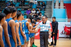 Wagub Abdullah Sani Sedang bersalaman dengan peserta pertandingan Basket League 2023-2024